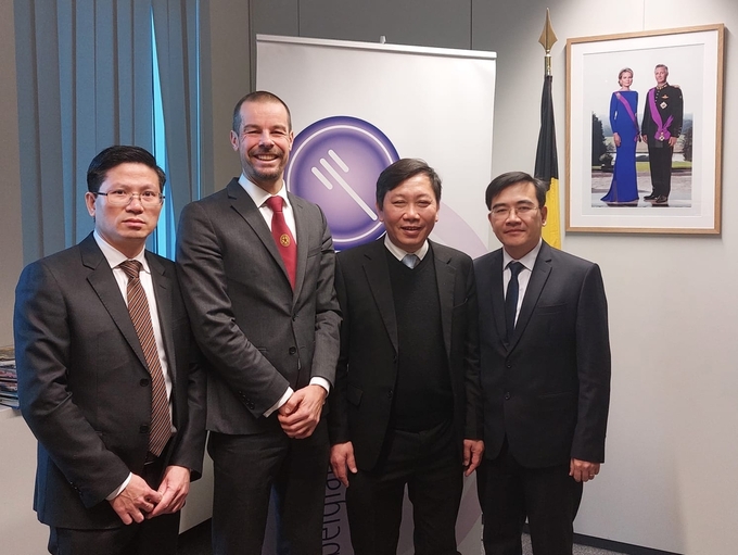 The delegation from the Ministry of Agriculture and Rural Development worked with the Belgian Federal Agency for the Safety of the Food Chain (FASFC). Photo: Le Trung Quan.