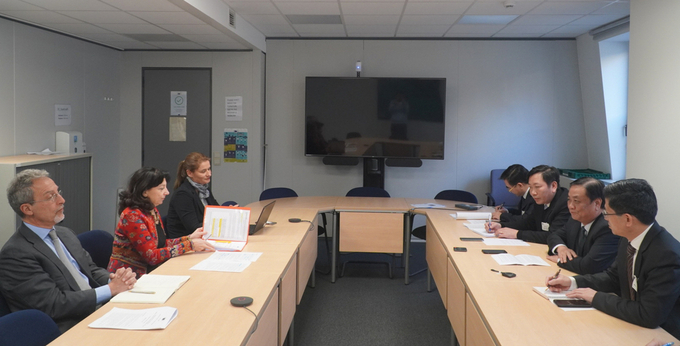 Minister Le Minh Hoan discussing with Ms. Charlina Vitcheva, Director General of the EU's Directorate-General for Maritime Affairs and Fisheries. Photo: Le Trung Quan.