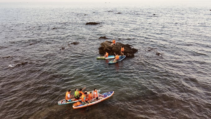 Người dân có thể vừa khai thác thủy sản đi đôi với bảo vệ gắn với phát triển du lịch ở rạn biển Tam Tiến. Ảnh: X.U.