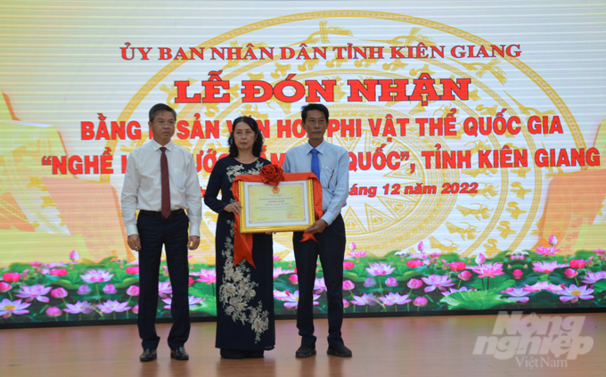 Ông Nguyễn Lưu Trung (bên trái), Phó Chủ tịch UBND tỉnh Kiên Giang trao bằng công nhận di sản văn hóa phi vật thể quốc gia 'Nghề thủ công truyền thống, Tri thức dân gian nghề làm nước mắm Phú Quốc' cho lãnh đạo UBND TP Phú Quốc và Hội nước mắm Phú Quốc. Ảnh: Trung Chánh.