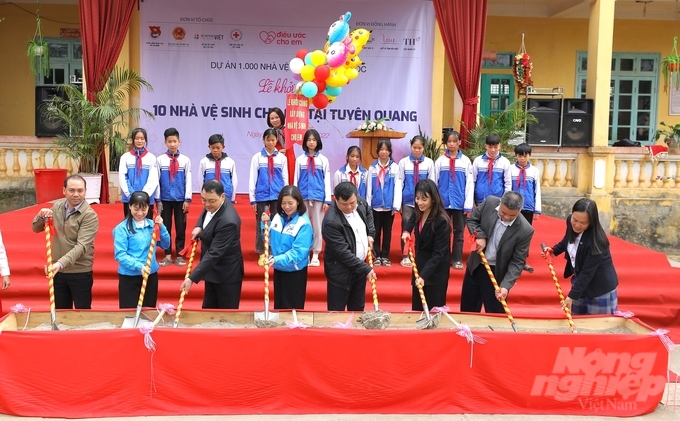 Các đại biểu tham gia Lễ khởi công công trình xây dựng nhà vệ sinh cho em tại tỉnh Tuyên Quang. Ảnh: Đào Thanh.