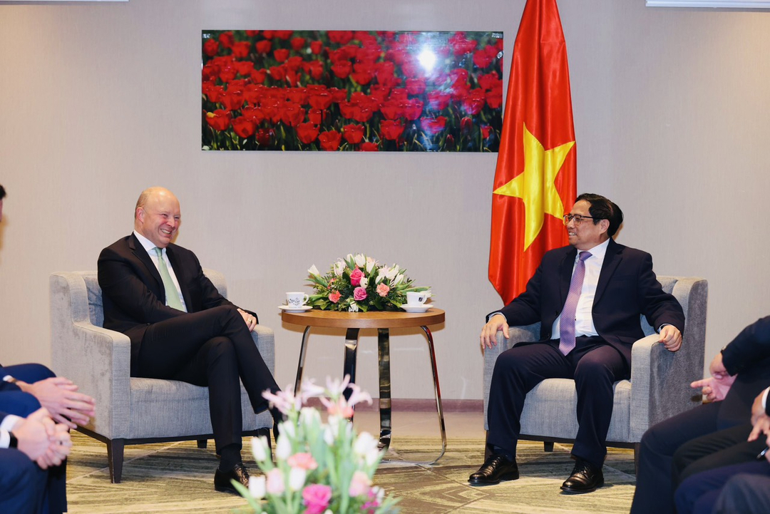Thủ tướng Phạm Minh Chính trao đổi cùng CEO toàn cầu Koen De Heus.