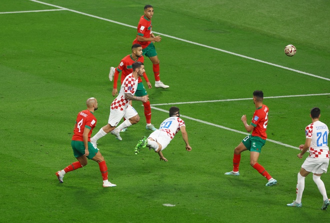 Josko Gvardiol bay người đánh đầu mở tỷ số trận Croatia vs Marocco. Ảnh: Dailymail.