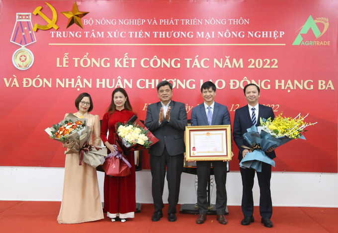 Trung tâm Xúc tiến thương mại Nông nghiệp nhận Huân chương Lao động hạng Ba của Chủ tịch nước và bằng khen cho hai tập thể có thành tích xuất sắc trong năm qua. Ảnh: Nguyễn Hùng.