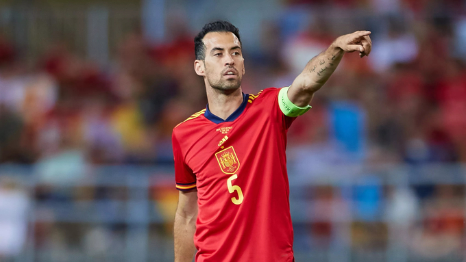 Sergio Busquets chia tay tuyển Tây Ban Nha. Ảnh: Express.