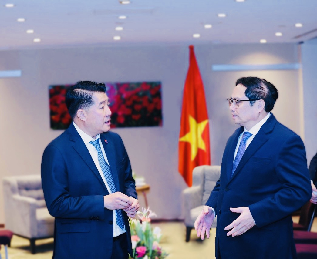 Thủ tướng Phạm Minh Chính và ông Vũ Mạnh Hùng - Chủ tịch HĐQT Tập đoàn Hùng Nhơn trao đổi tại lễ ký MoU.