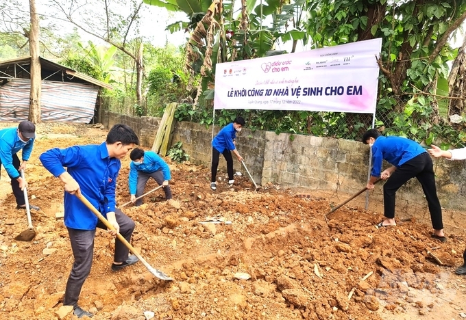 Đoàn viên thanh niên huyện Hàm Yên tham gia đào móng, thi công công trình nhà vệ sinh cho học sinh Trường THCS Dân tộc Bán trú Hùng Đức. Ảnh: Đào Thanh.