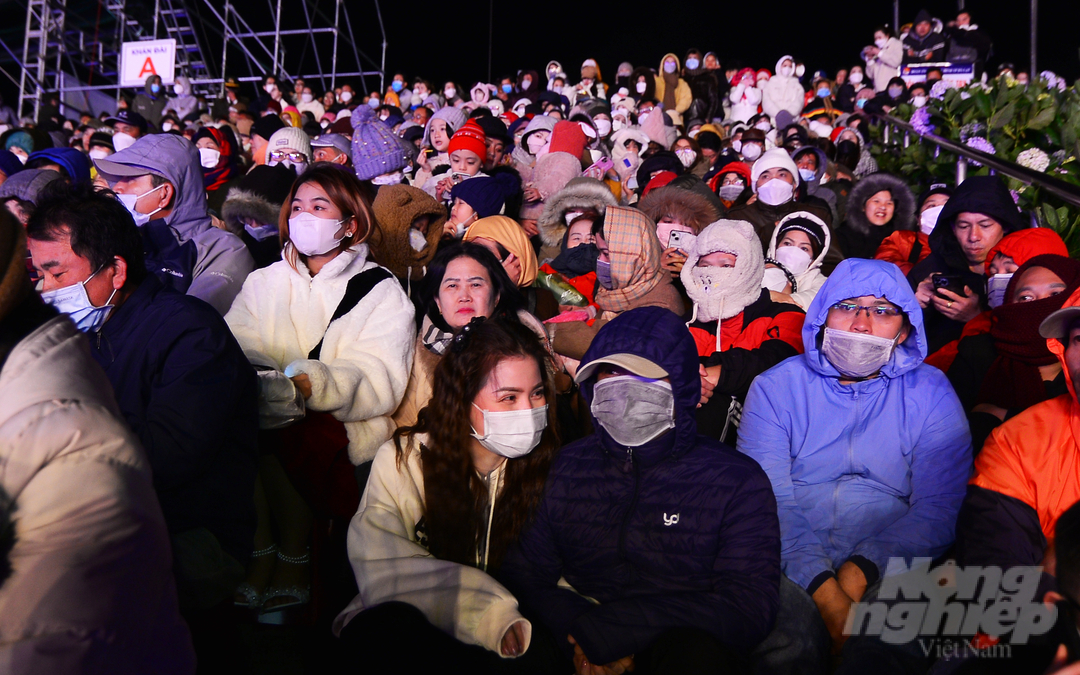 Đêm khai mạc Festival, nhiệt độ ngoài trời ở Đà Lạt khoảng 14 độ C. Ảnh: Minh Hậu.  