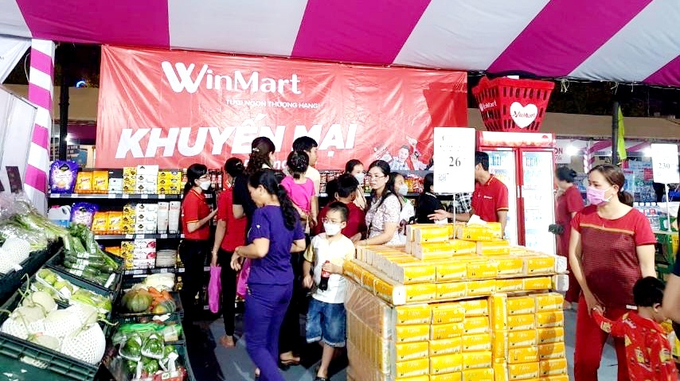 Khách tham quan, mua sắm tại gian hàng WinMart.