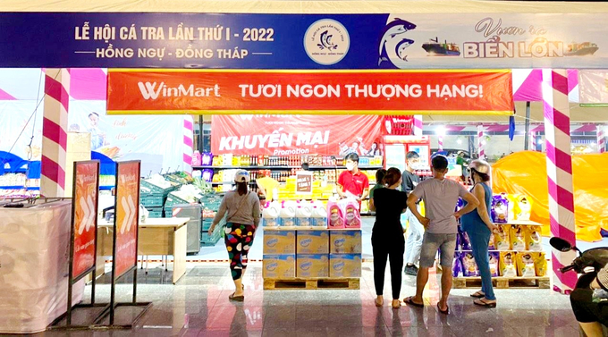 Khách tham quan, mua sắm tại gian hàng WinMart.