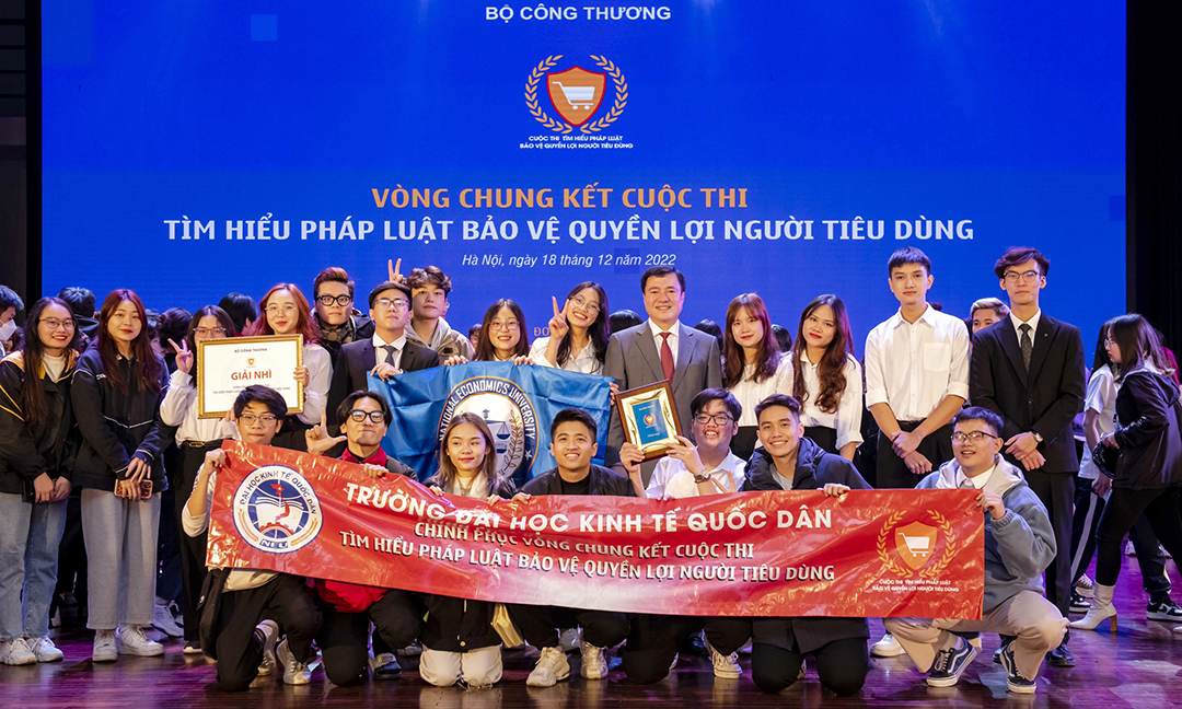 Thứ trưởng Bộ Công thương Nguyễn Sinh Nhật Tân chụp ảnh lưu niệm cùng các học sinh, sinh viên.