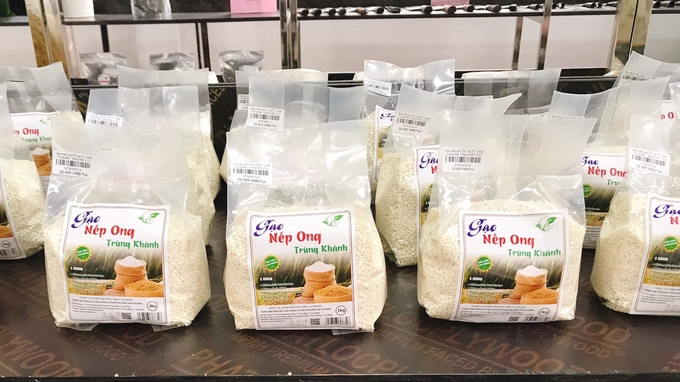 Gạo nếp ong Trùng Khánh, một trong những sản phẩm OCOP của tỉnh Cao Bằng có mặt trên các kệ hàng siêu thị và thực phẩm sạch trên cả nước. Ảnh: Toán Nguyễn. 