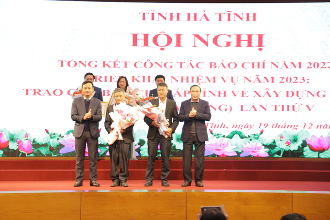Ban tổ chức Giải Báo chí cấp tỉnh về xây dựng Đảng chúc mừng 2 nhân vật tiêu biểu được phản ánh trong các tác phẩm đoạt giải.