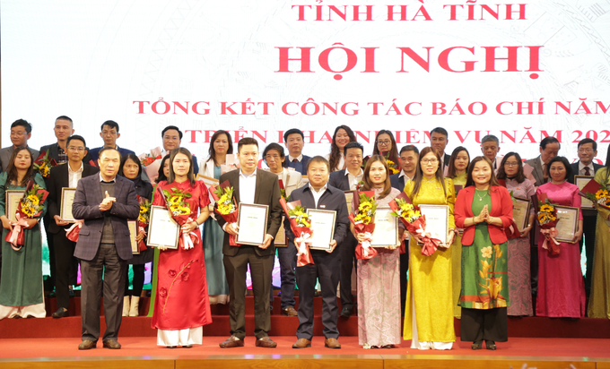 Lãnh đạo tỉnh Hà Tĩnh trao giải B cho đại diện các tác giả, nhóm tác giả.