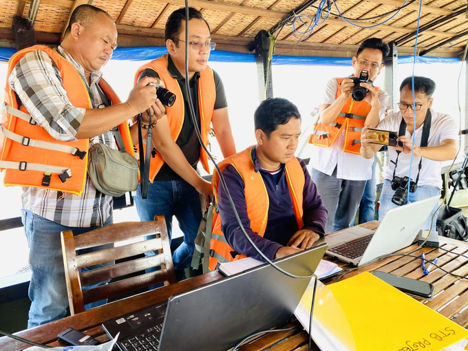 News reporters as well as central and local radio stations organized trips to survey the sand on the Hau River in Cho Moi district, An Giang province in coordination with the World Wide Fund for Nature in Vietnam in late October and early November of 2022. Photo: Le Hoang Vu.