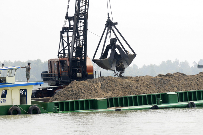 Sand mining on Hau river in An Giang province. Photo: Le Hoang Vu.