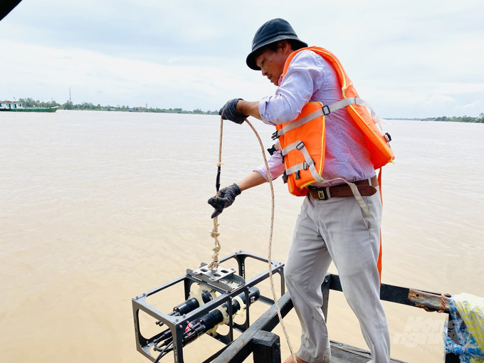 River sand probing. Photo: Le Hoang Vu.