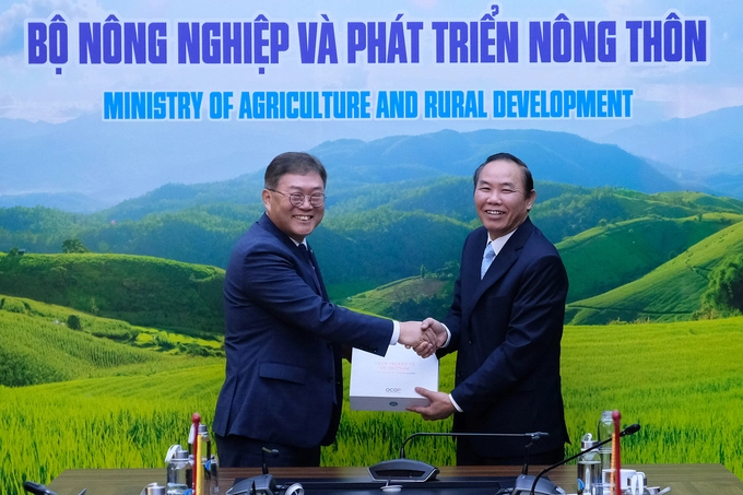 Deputy Minister Phung Duc Tien presented a gift of OCOP Vietnam products to Mr. Cho Han Deog. Photo: Tung Dinh.