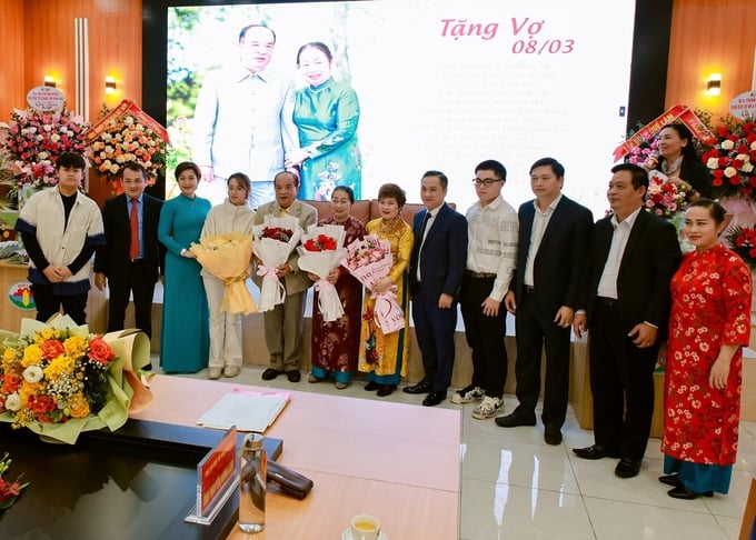 Gia đình doanh nhân Nguyễn Hồng Lam chúc mừng ông dịp ra mắt tự truyện 'Tôi, dòng sông và những cánh đồng phần 2: Những điều muốn nói'. Ảnh: Hoàng Anh.