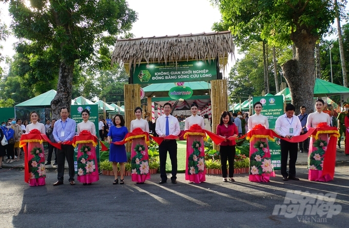 Đại biểu cắt băng khai mạc triển lãm các sản phẩm nông nghiệp ứng dụng công nghệ Mekong Startup. Ảnh: Lê Hoàng Vũ.