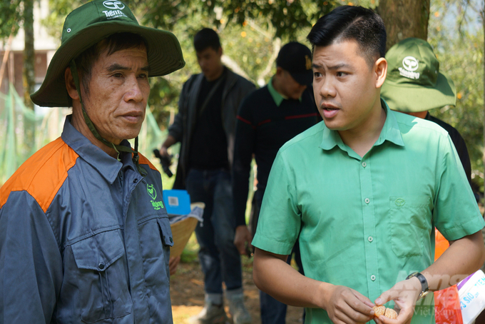 Cán bộ thị trường của công ty Tiến Nông trao đổi kỹ thuật bón phân cây trồng cho người dân bản Kho Mường. Ảnh: Quốc Toản.