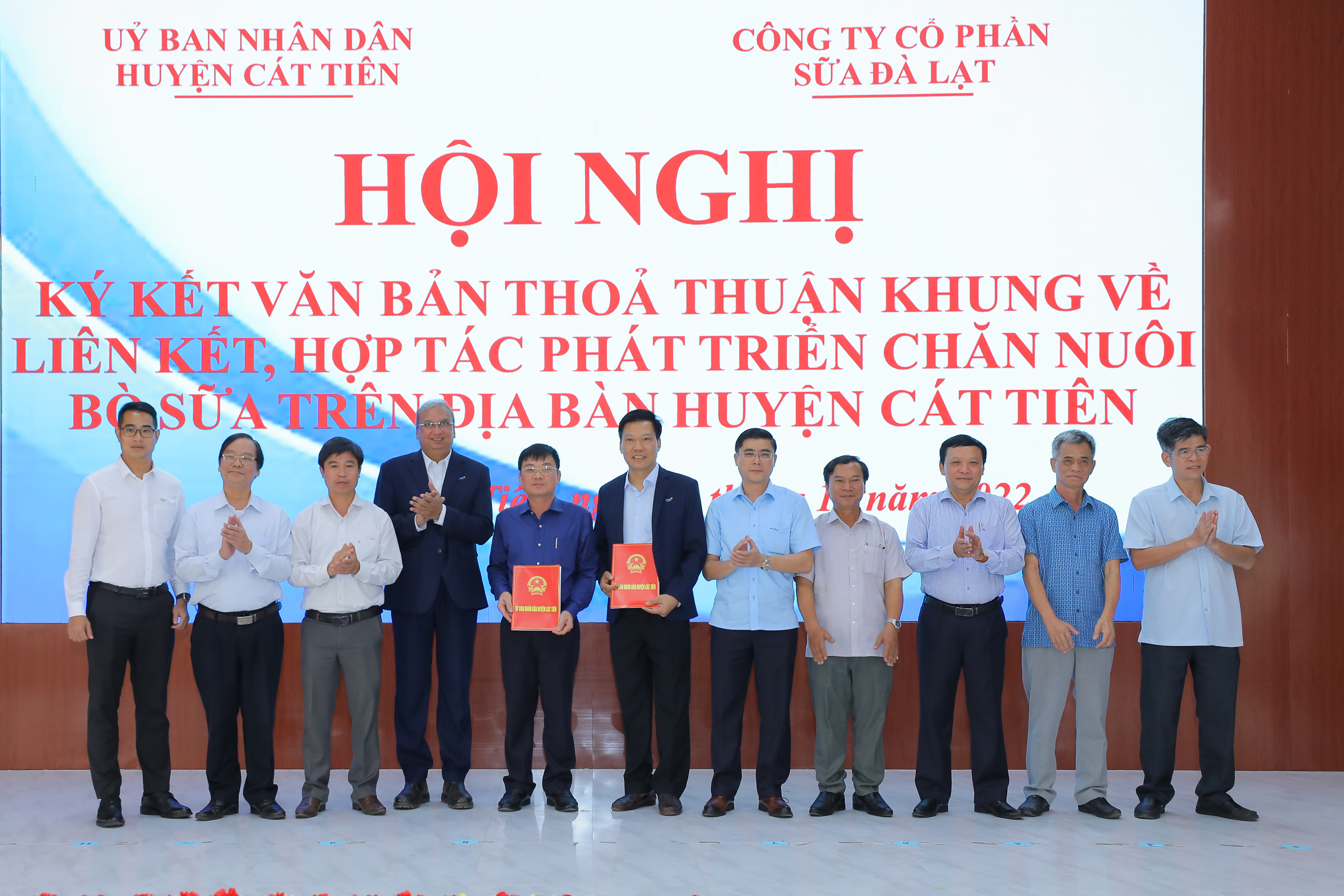 Hội nghị ký kết văn bản thỏa thuận khung về liên kết hợp tác phát triển bò sữa trên địa bàn huyện Cát Tiên (Lâm Đồng) với sự tham gia của Dalatmilk và Tập đoàn TH.