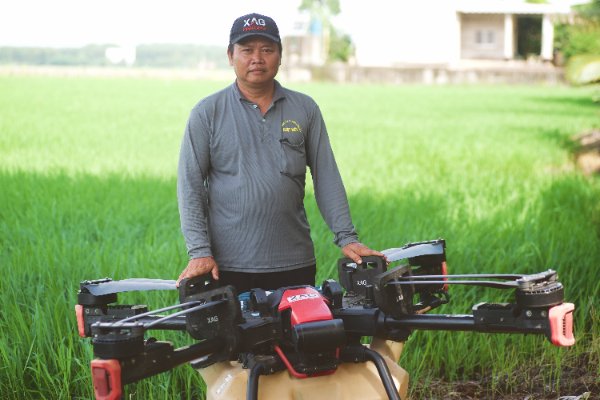 Nhờ sử dụng XAG P100, đã giúp anh Phan Văn Đông tiết kiệm nhiều chi phí sản xuất lúa.