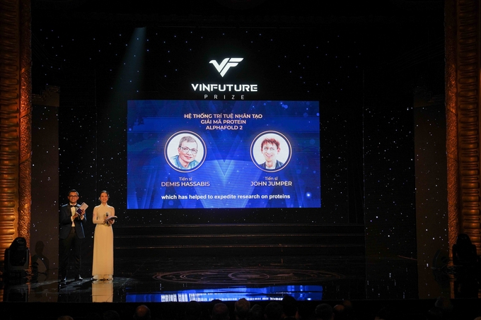 Giải Đặc biệt VinFuture 2022 dành cho Nhà khoa học nghiên cứu các lĩnh vực mới đã được trao cho Tiến sĩ Demis Hassabis (Vương Quốc Anh) và Tiến sĩ John Jumper (Hoa Kỳ) với công trình tiên phong về hệ thống trí tuệ nhân tạo giải mã protein AlphaFold 2.