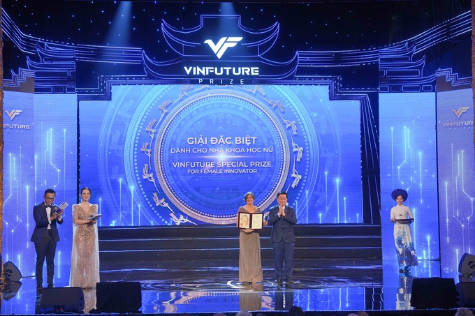 Giải Đặc biệt VinFuture 2022 dành cho Nhà khoa học nữ đã ghi nhận công trình nghiên cứu đột phá của Giáo sư Pamela Christine Ronald (Hoa Kỳ) trong việc phân lập gen Sub1A tạo điều kiện phát triển các giống lúa chịu ngập úng dài hạn.