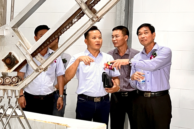 Ông Võ Văn Phi (ngoài cùng bên phải), Phó chủ tịch UBND tỉnh Đồng Nai, tham quan nhà xưởng tại trạm trung chuyển thịt heo. Ảnh: Sơn Trang.