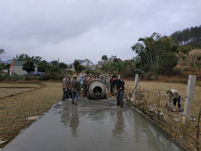 Người dân xã Chiềng Mung huyện Mai Sơn (Sơn La) là đường giao thông nông thôn.