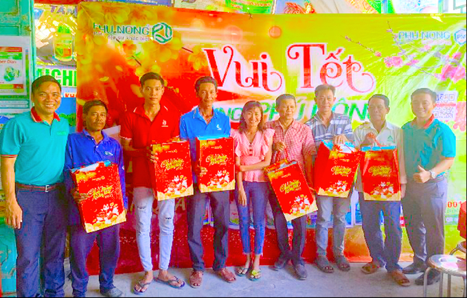 Đại diện Công ty Phú Nông trao quà tặng cho nông dân Đồng Tháp nhân dịp tết Nguyên Đán năm 2023. Ảnh: Hồ Thảo.