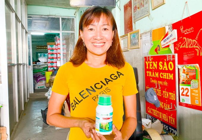 Bà Hoàng Thị Mộng Tảo, chủ Đại lý vật tư nông nghiệp Tuấn Phát mạnh dạn giới thiệu rộng rãi sản phẩm Trobin plus 400SC, cũng như các sản khác của Công ty Phú Nông đến bà con nông dân. Ảnh: Hồ Thảo.
