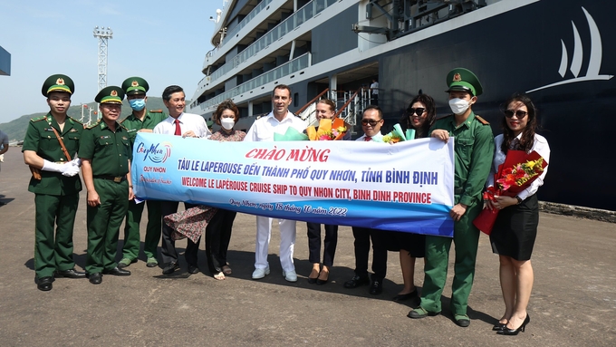 Tàu du lịch 5 sao Le Laperouse của Pháp với hơn 300 hành khách quốc tế đến Bình Định. Ảnh: T.Đ.T.