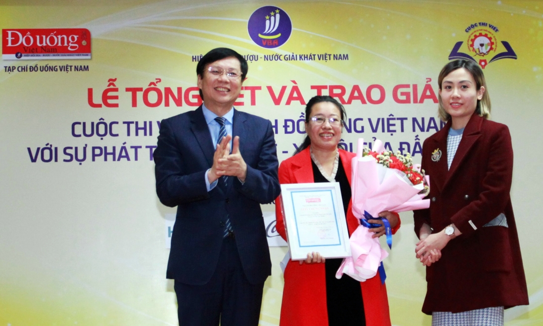 Tác giả đoạt giải A - Lê Thị Thu Thanh (giữa) nhận phần thưởng từ Ban tổ chức. 