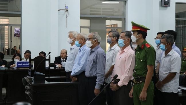 Các cựu lãnh đạo UBND tỉnh Khánh Hòa lại hầu tòa trong vụ án tại Trường Chính trị tỉnh. Ảnh: TM.