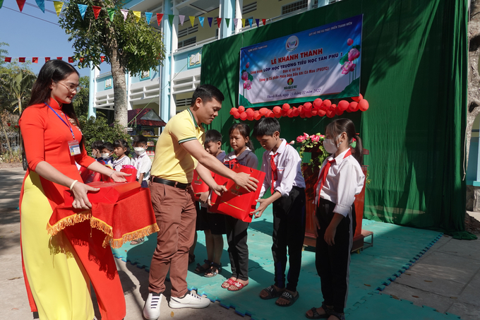 Đại diện Phân bón Cà Mau trao quà cho các em học sinh nghèo vượt khó.