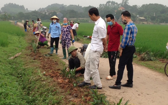 Người dân chung tay xây dựng nông thôn mới.