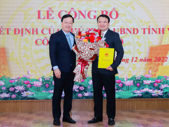 Chủ tịch UBND tỉnh Nghệ An, ông Nguyễn Đức Trung trao quyết định, tặng hoa chúc mừng tân Giám đốc Sở NN-PTNT. Ảnh: Phạm Bằng.