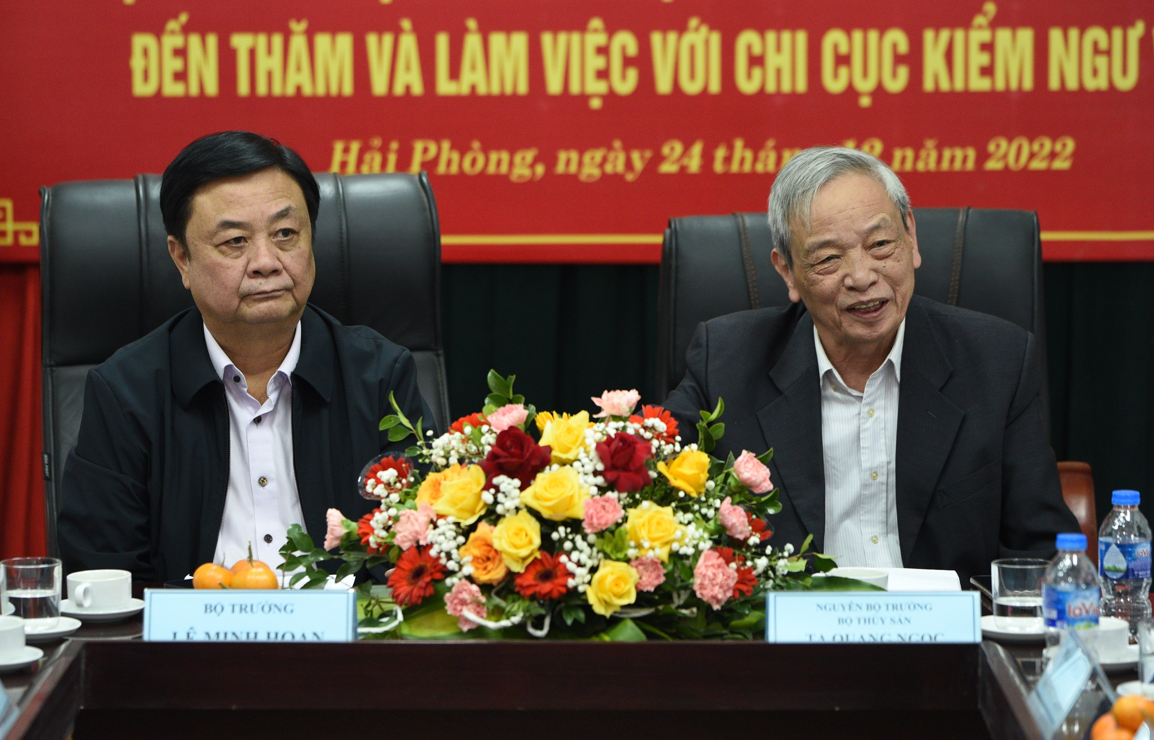 Bộ trưởng Bộ NN-PTNT và nguyên Bộ trưởng Thủy sản Tạ Quang Ngọc làm việc tại Chi cục Kiểm ngư vùng 1. Ảnh: Tùng Đinh.