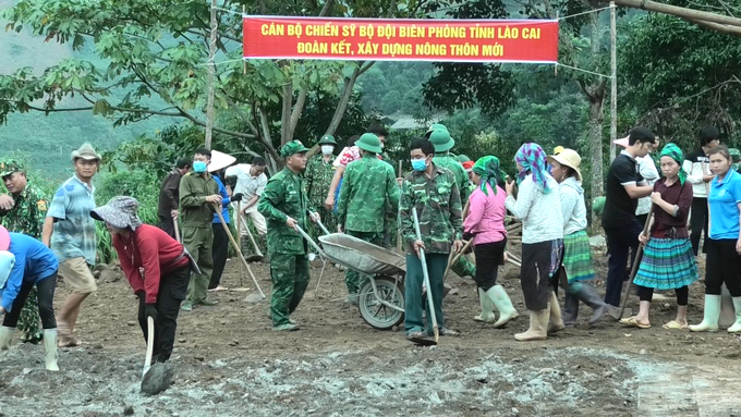 Bộ đội biên phòng giúp dân xây dựng nông thôn mới ở Lũng Pô. Ảnh: T.D