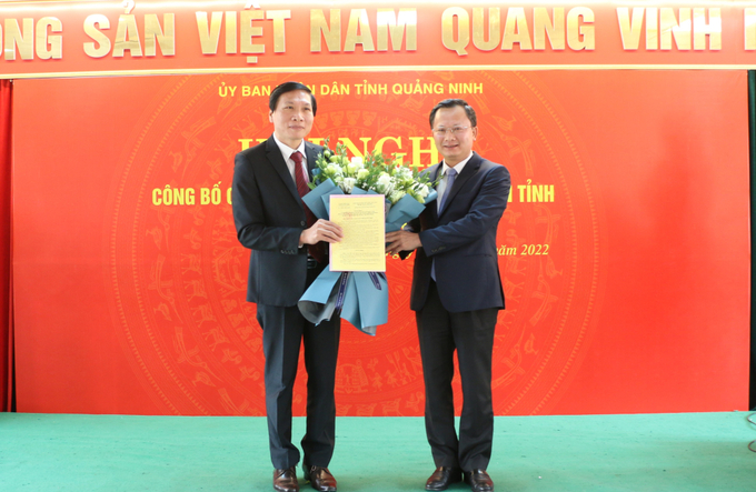 Ông Cao Tường Huy, Quyền Chủ tịch UBND tỉnh trao Quyết định của UBND tỉnh bổ nhiệm Giám đốc Bệnh viện Việt Nam - Thụy Điển Uông Bí cho ông Trần Anh Cường. 