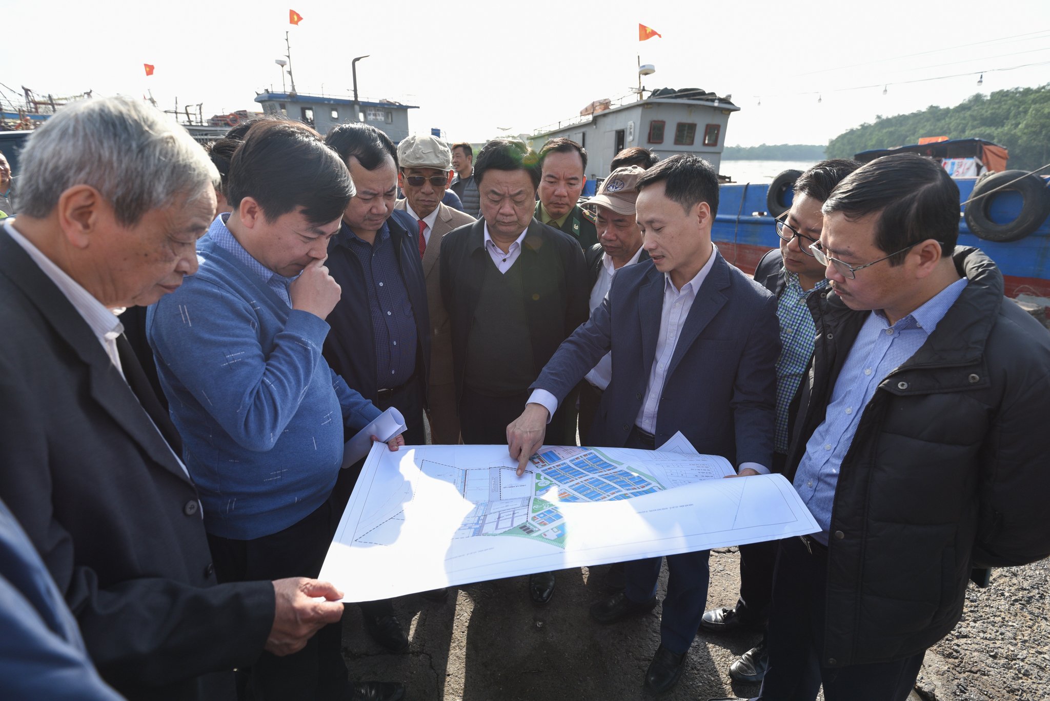 Bộ trưởng Lê Minh Hoan kiểm tra bản vẽ cảng cá động lực tại xã Lập Lễ. Ảnh: Tùng Đinh.