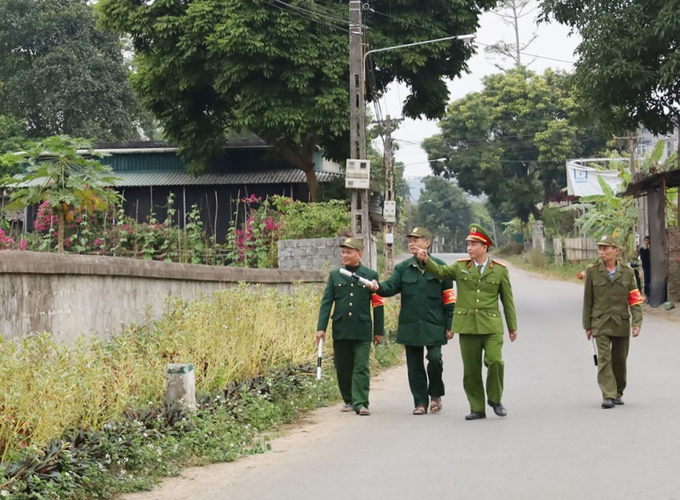 Đội tự quản an ninh trật tự phối hợp cùng lực lượng công an xã tuần tra an ninh. Ảnh: T.L