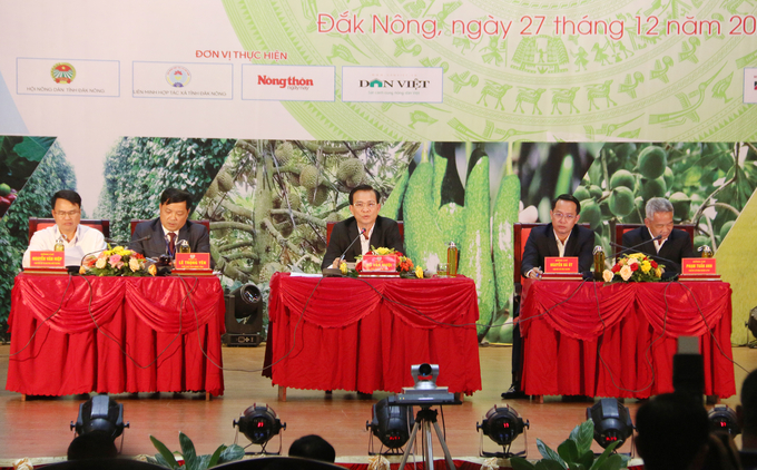Chủ tịch UBND tỉnh Đắk Nông Hồ Văn Mười (giữa) lần đầu tiên đối thoại với nông dân, HTX. Ảnh: Quang Yên.