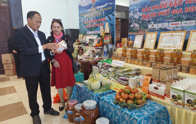 Các sản phẩm nông nghiệp của của tỉnh Đắk Nông trưng bày tại hội nghị. Ảnh: Quang Yên.