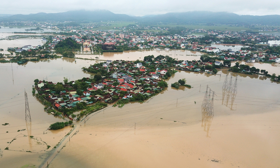 Mưa lũ từ ngày 28/9 đến nay khiến hơn 17.400 ngôi nhà ở Nghệ An ngập sâu 0,3 - 2m, nhiều công trình hư hỏng, gia súc, gia cầm chết trôi.
