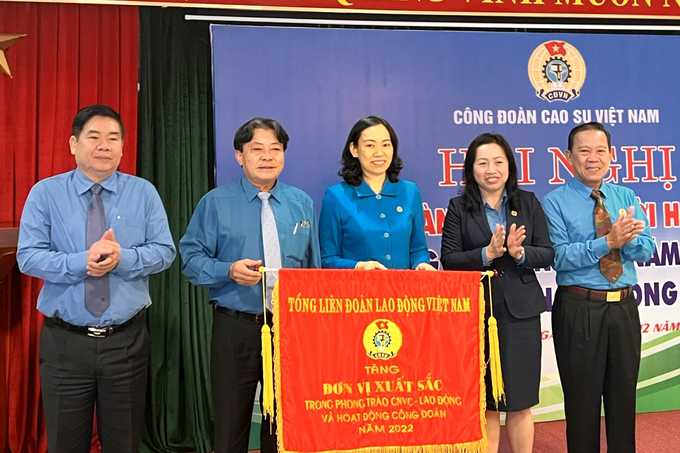 Công đoàn Cao su Việt Nam được Tổng Liên đoàn Lao động Việt Nam tặng Cờ thi đua Đơn vị xuất sắc năm 2022. Ảnh: Thanh Sơn.
