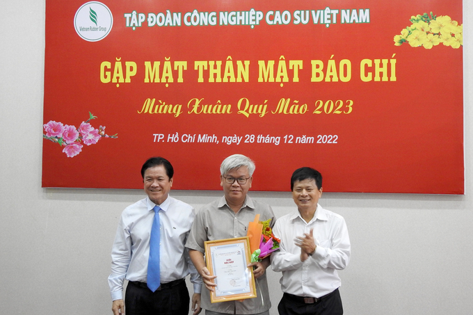 Ban Tổ chức trao giải Đặc biệt cho Báo Tuổi Trẻ. Ảnh: Thanh Sơn.