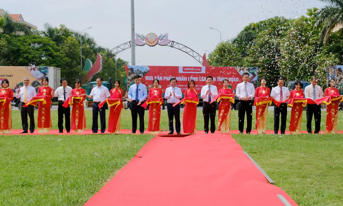 Bộ trưởng Bộ NN-PTNT Lê Minh Hoan, Bộ trưởng Bộ Công thương Nguyễn Hồng Diên cùng lãnh đạo tỉnh Hưng Yên cắt băng xuất hành đưa nhãn và nông sản Hưng Yên vào hệ thống phân phối năm 2022.